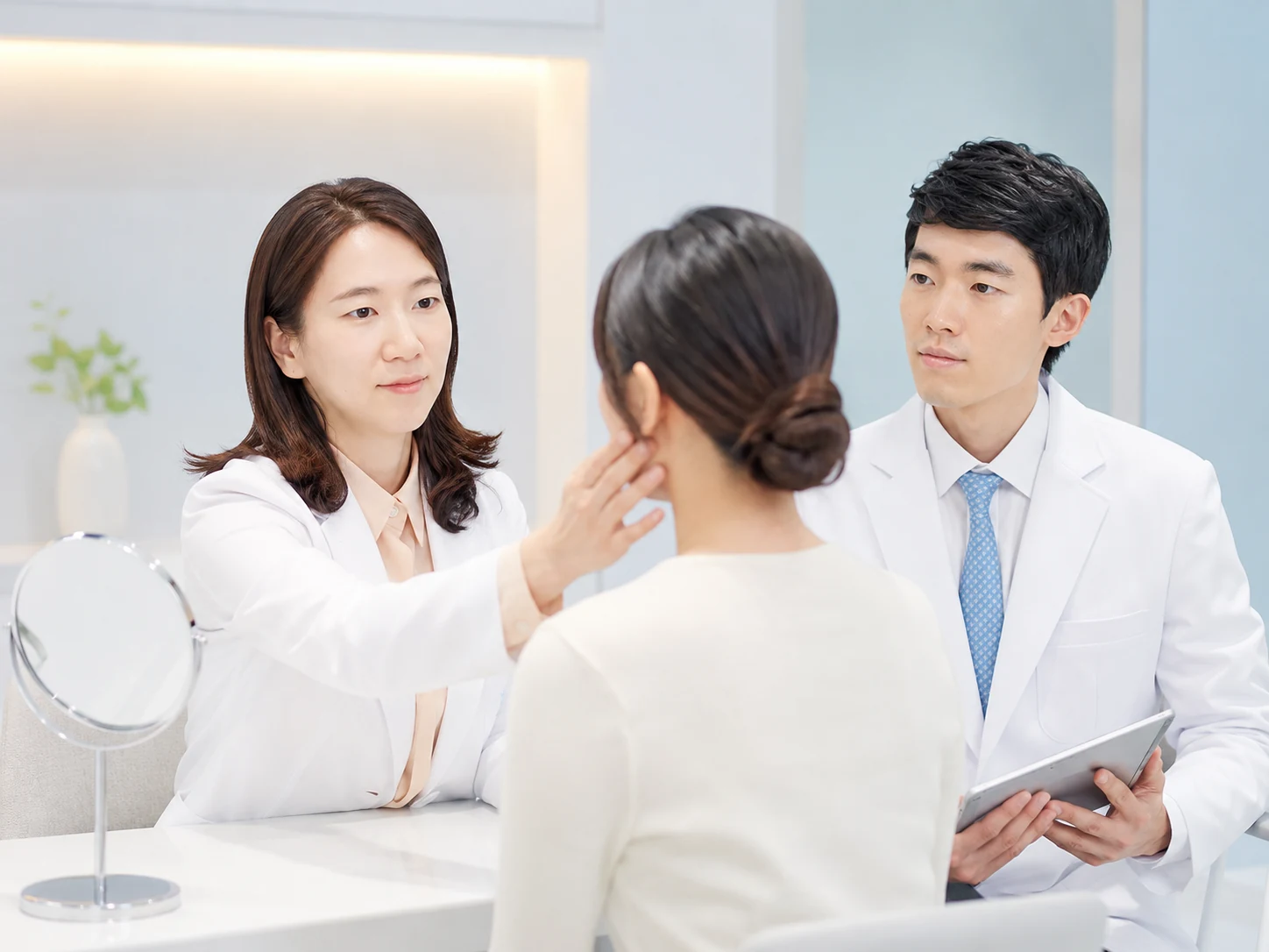 온혜랑 원장이 환자에게 진단과 치료 방향을 설명하는 장면